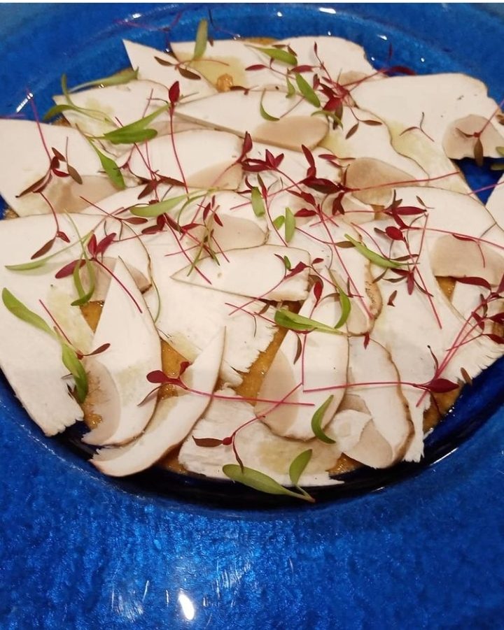 Carpaccio de hongos en plato azul