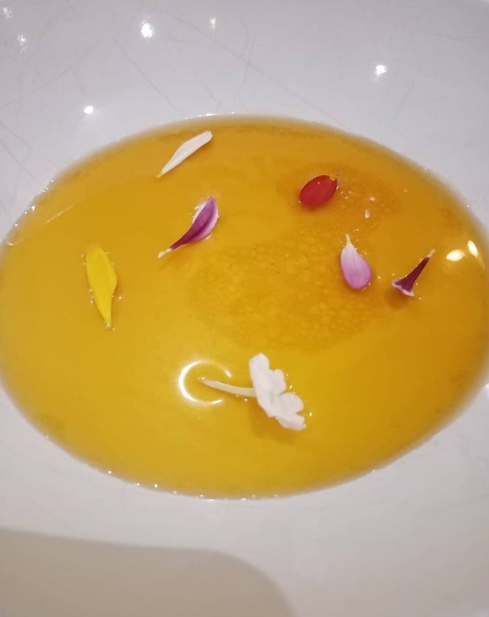Mamia en bowl blanco con caviar