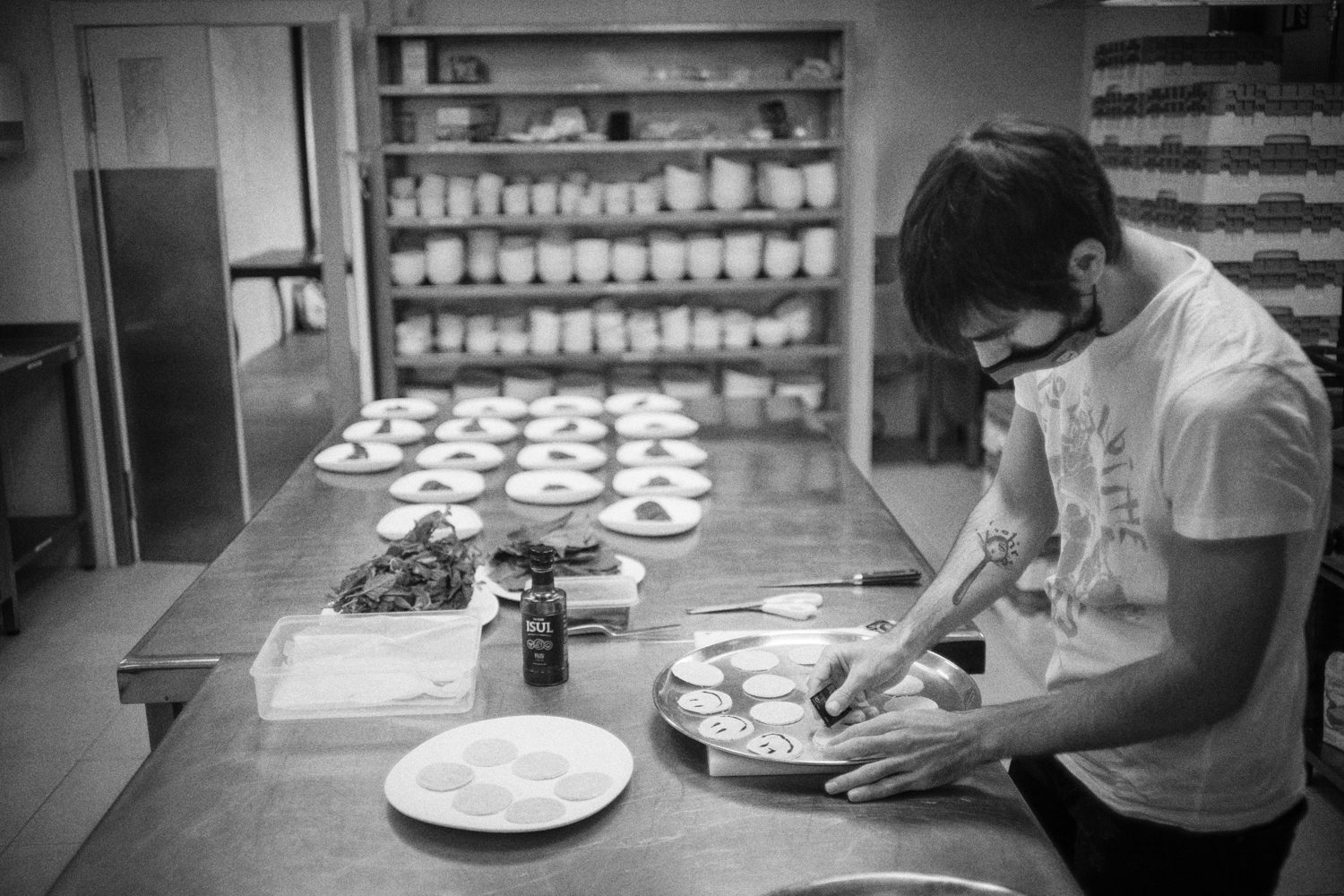 Enaitz emplatando en cocina industrial